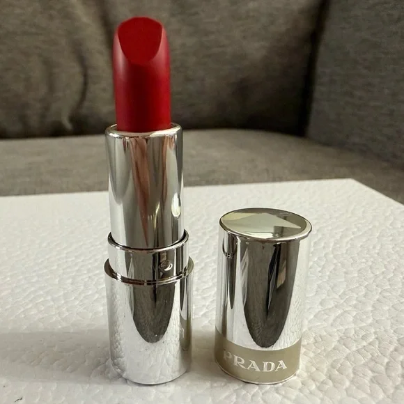 Prada Monochrome Soft Matter Lipstick R28 Fuoco Hyper Matte Miniature 1.3 g New - Picture 3 of 9